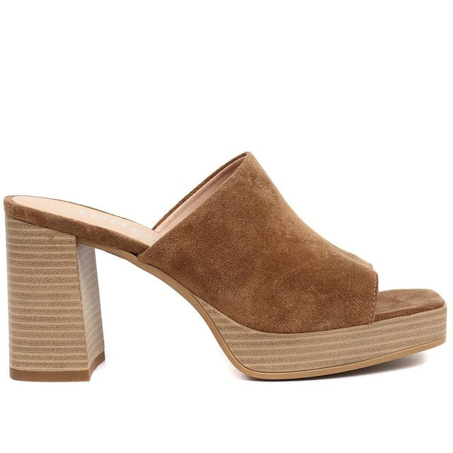 Tap into the unstoppable 90s trend with Dominica, the block heel mule that has all the nostalgic flare you need this season. Poised upon a chunky block wooden platform for added edge, these are the perfect pairing to cropped jeans, skirts or dresses.