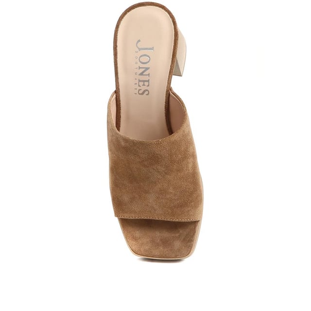 Tap into the unstoppable 90s trend with Dominica, the block heel mule that has all the nostalgic flare you need this season. Poised upon a chunky block wooden platform for added edge, these are the perfect pairing to cropped jeans, skirts or dresses.