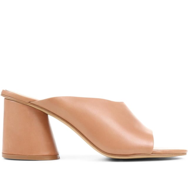 Keep it chic and endlessly comfortable with these minimalist yet statement mules, all you need to turn heads this season. Whether worn with jeans or dresses, these have all it takes to sign your look off with a 70s edge.