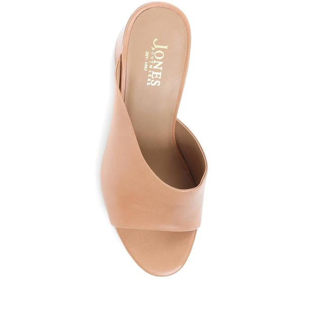 Keep it chic and endlessly comfortable with these minimalist yet statement mules, all you need to turn heads this season. Whether worn with jeans or dresses, these have all it takes to sign your look off with a 70s edge.