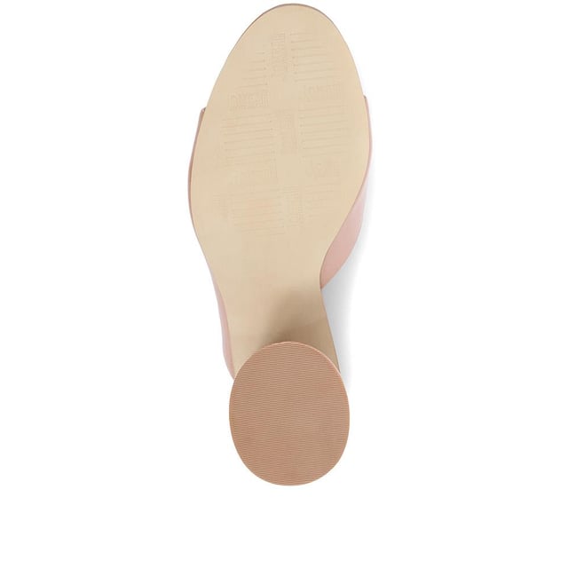 Keep it chic and endlessly comfortable with these minimalist yet statement mules, all you need to turn heads this season. Whether worn with jeans or dresses, these have all it takes to sign your look off with a 70s edge.