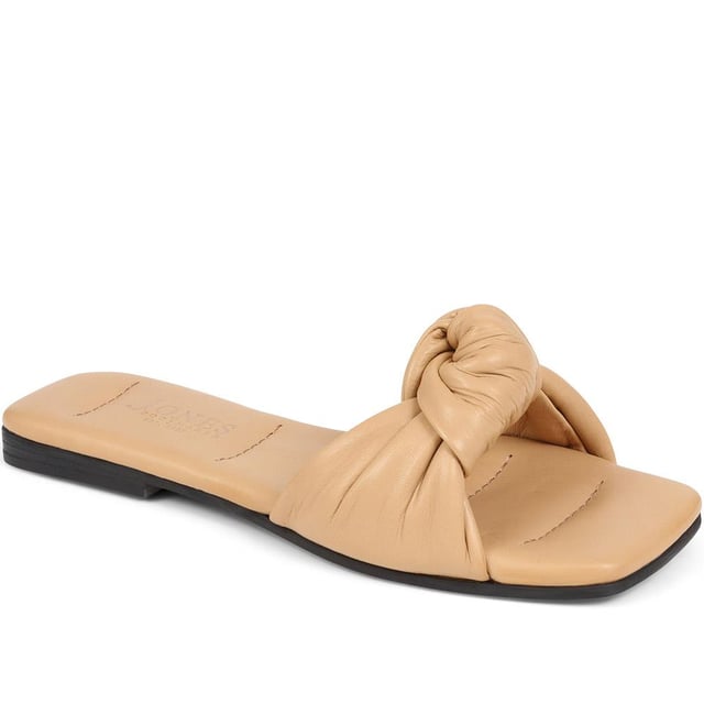 Spend summer with our Madelena mules. With their sleek leather design, cushioned footbed, and daringly minimalist silhouette, they're the perfect blend of elegance and simplicity.