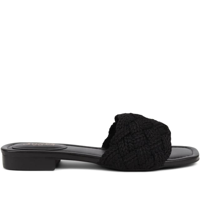 Slide into the textured embrace of these woven slide sandals, and channel artisanal charm and understated elegance. These are your go-to for a relaxed yet polished look that carries you through the summer with ease.