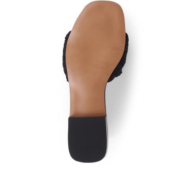 Slide into the textured embrace of these woven slide sandals, and channel artisanal charm and understated elegance. These are your go-to for a relaxed yet polished look that carries you through the summer with ease.