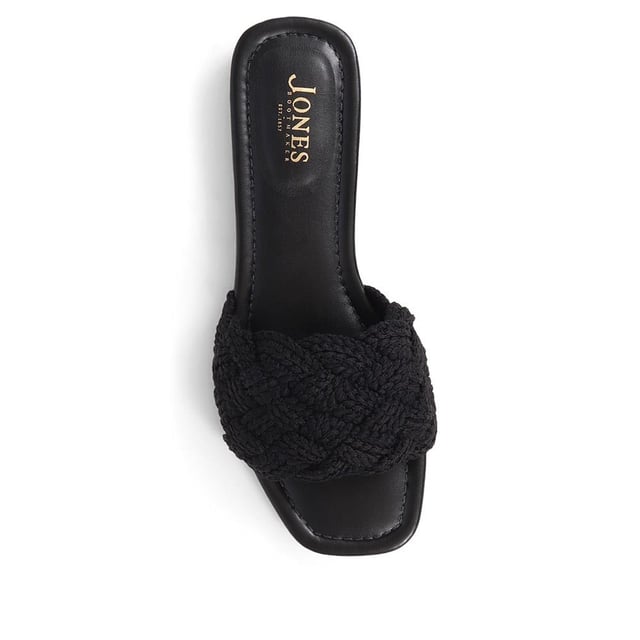 Slide into the textured embrace of these woven slide sandals, and channel artisanal charm and understated elegance. These are your go-to for a relaxed yet polished look that carries you through the summer with ease.