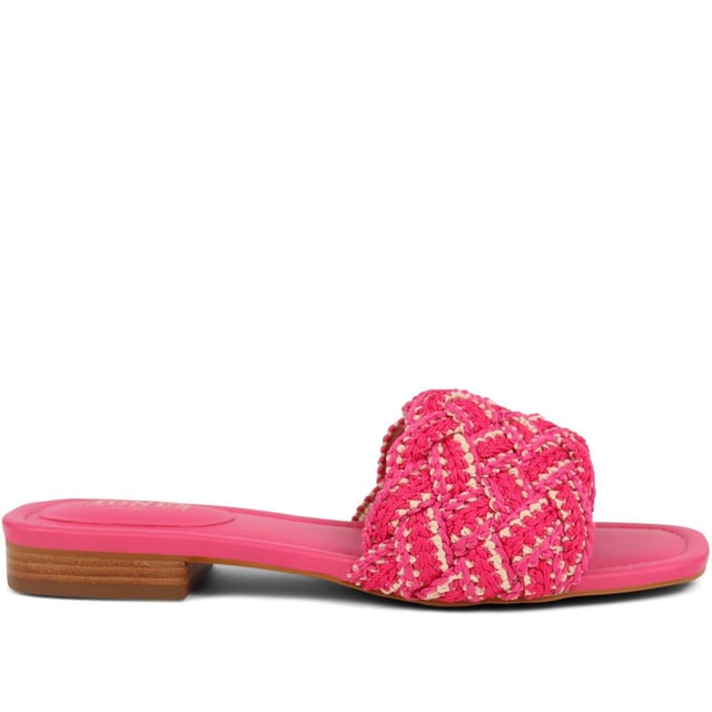 Slide into the textured embrace of these woven slide sandals, and channel artisanal charm and understated elegance. These are your go-to for a relaxed yet polished look that carries you through the summer with ease.