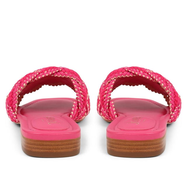 Slide into the textured embrace of these woven slide sandals, and channel artisanal charm and understated elegance. These are your go-to for a relaxed yet polished look that carries you through the summer with ease.