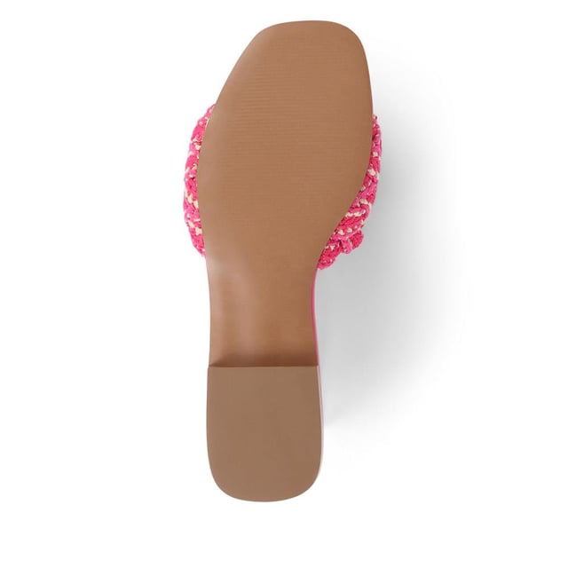 Slide into the textured embrace of these woven slide sandals, and channel artisanal charm and understated elegance. These are your go-to for a relaxed yet polished look that carries you through the summer with ease.