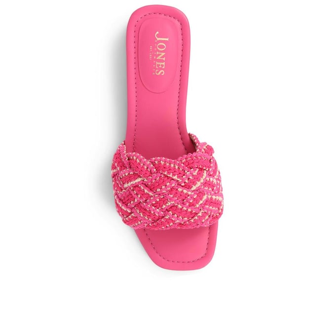Slide into the textured embrace of these woven slide sandals, and channel artisanal charm and understated elegance. These are your go-to for a relaxed yet polished look that carries you through the summer with ease.