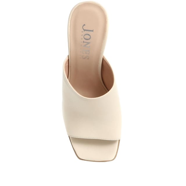 Tap into the unstoppable 90s trend with Dominica, the block heel mule that has all the nostalgic flare you need this season. Poised upon a chunky block wooden platform for added edge, these are the perfect pairing to cropped jeans, skirts or dresses.