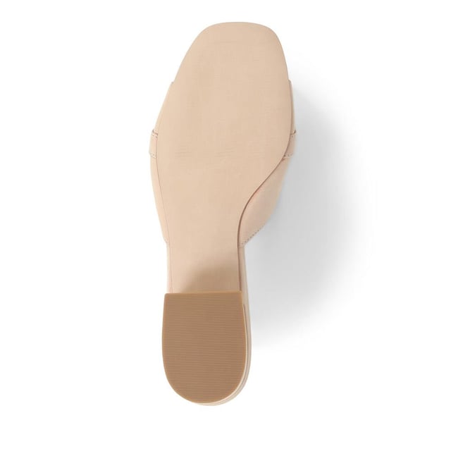 Step into effortless sophistication with these leather mules, accented with a gleaming golden chain for a hint of Jones elegance. Perfect for elevating your daytime look or complementing your evening ensemble, these heels are the epitome of chic versatility.