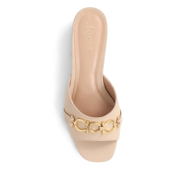Step into effortless sophistication with these leather mules, accented with a gleaming golden chain for a hint of Jones elegance. Perfect for elevating your daytime look or complementing your evening ensemble, these heels are the epitome of chic versatility.