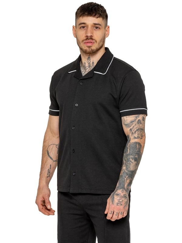 La camisa Enzo para hombre con ribetes es una prenda elegante y versátil, diseñada para ofrecer comodidad y sofisticación. Con un cuello abierto tipo revere y detalles de ribetes blancos a lo largo del cuello y las mangas, esta camisa abotonada ofrece un aspecto refinado pero relajado. Confeccionada con tela premium con elasticidad, garantiza libertad de movimiento sin perder su silueta estilizada. Con un ajuste regular, mangas cortas y un dobladillo cosido, esta camisa es perfecta para salidas informales o un estilo casual elegante.