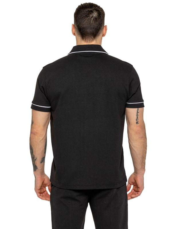 La camisa Enzo para hombre con ribetes es una prenda elegante y versátil, diseñada para ofrecer comodidad y sofisticación. Con un cuello abierto tipo revere y detalles de ribetes blancos a lo largo del cuello y las mangas, esta camisa abotonada ofrece un aspecto refinado pero relajado. Confeccionada con tela premium con elasticidad, garantiza libertad de movimiento sin perder su silueta estilizada. Con un ajuste regular, mangas cortas y un dobladillo cosido, esta camisa es perfecta para salidas informales o un estilo casual elegante.