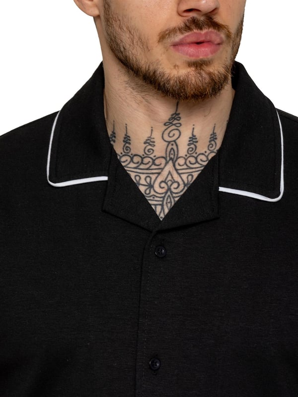 La camisa Enzo para hombre con ribetes es una prenda elegante y versátil, diseñada para ofrecer comodidad y sofisticación. Con un cuello abierto tipo revere y detalles de ribetes blancos a lo largo del cuello y las mangas, esta camisa abotonada ofrece un aspecto refinado pero relajado. Confeccionada con tela premium con elasticidad, garantiza libertad de movimiento sin perder su silueta estilizada. Con un ajuste regular, mangas cortas y un dobladillo cosido, esta camisa es perfecta para salidas informales o un estilo casual elegante.