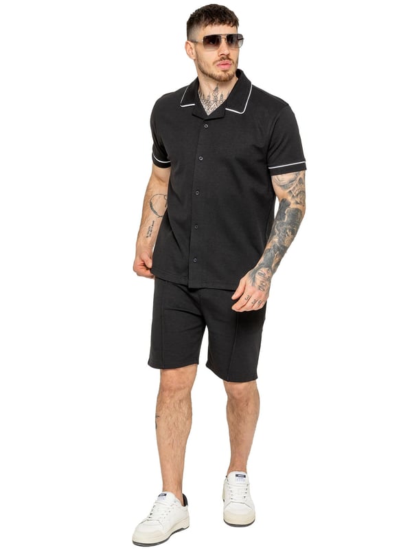 La camisa Enzo para hombre con ribetes es una prenda elegante y versátil, diseñada para ofrecer comodidad y sofisticación. Con un cuello abierto tipo revere y detalles de ribetes blancos a lo largo del cuello y las mangas, esta camisa abotonada ofrece un aspecto refinado pero relajado. Confeccionada con tela premium con elasticidad, garantiza libertad de movimiento sin perder su silueta estilizada. Con un ajuste regular, mangas cortas y un dobladillo cosido, esta camisa es perfecta para salidas informales o un estilo casual elegante.
