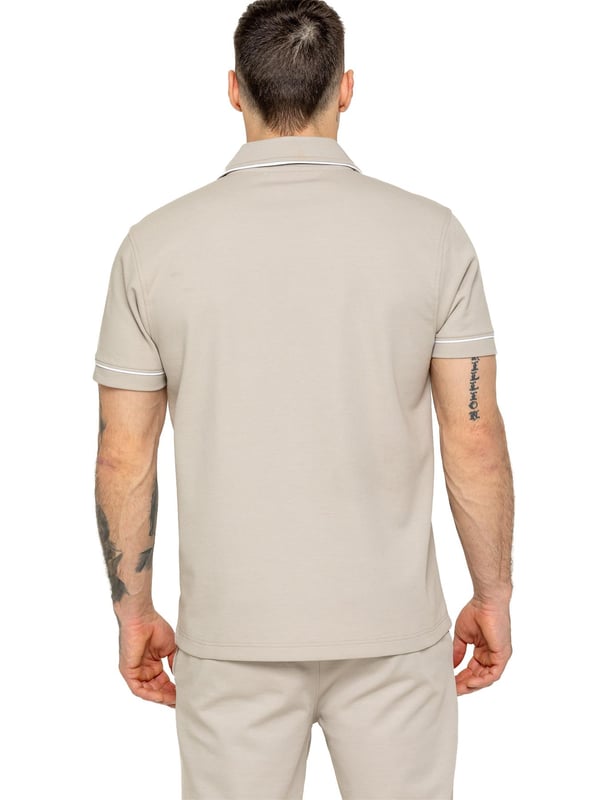 La camisa Enzo para hombre con ribetes es una prenda elegante y versátil, diseñada para ofrecer comodidad y sofisticación. Con un cuello abierto tipo revere y detalles de ribetes blancos a lo largo del cuello y las mangas, esta camisa abotonada ofrece un aspecto refinado pero relajado. Confeccionada con tela premium con elasticidad, garantiza libertad de movimiento sin perder su silueta estilizada. Con un ajuste regular, mangas cortas y un dobladillo cosido, esta camisa es perfecta para salidas informales o un estilo casual elegante.