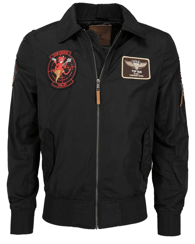 Die Jacke hat die typische Ärmeltasche mit Reißverschluss am linken Oberarm - optisch ansprechende Stickereien schmücken die Jacke. Zusätzlich sind zwei Außentaschen und zwei Taschen im Inneren je mit einem Druckknopfverschluss verarbeitet. Der elastische Strick am Ärmelabschluss und am Bund sorgt für eine ideale Passform. Für das absolute Highlight der Jacke sorgt der elegante Hemdkragen.