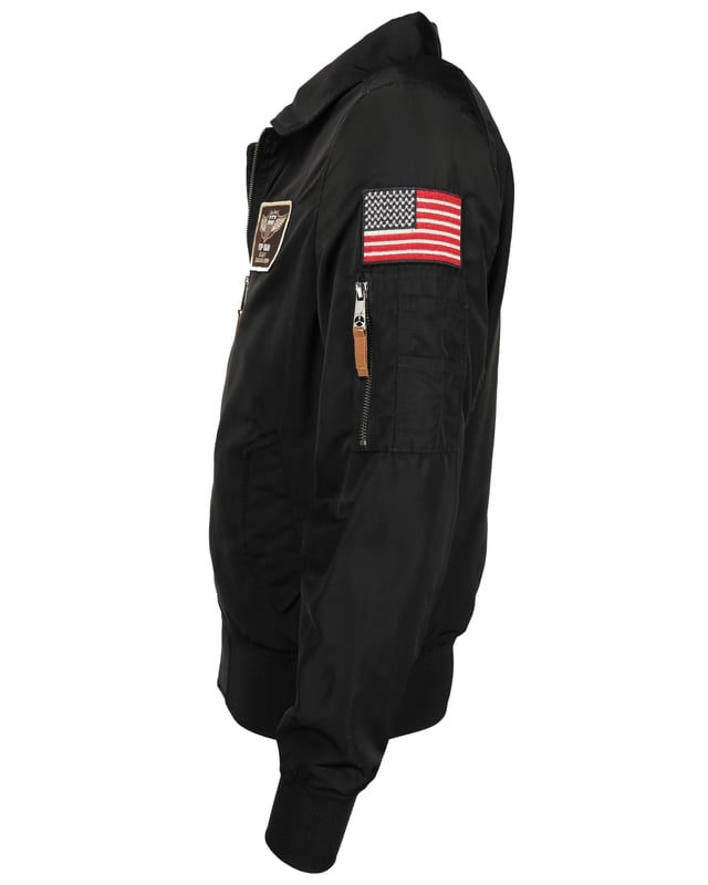 Die Jacke hat die typische Ärmeltasche mit Reißverschluss am linken Oberarm - optisch ansprechende Stickereien schmücken die Jacke. Zusätzlich sind zwei Außentaschen und zwei Taschen im Inneren je mit einem Druckknopfverschluss verarbeitet. Der elastische Strick am Ärmelabschluss und am Bund sorgt für eine ideale Passform. Für das absolute Highlight der Jacke sorgt der elegante Hemdkragen.