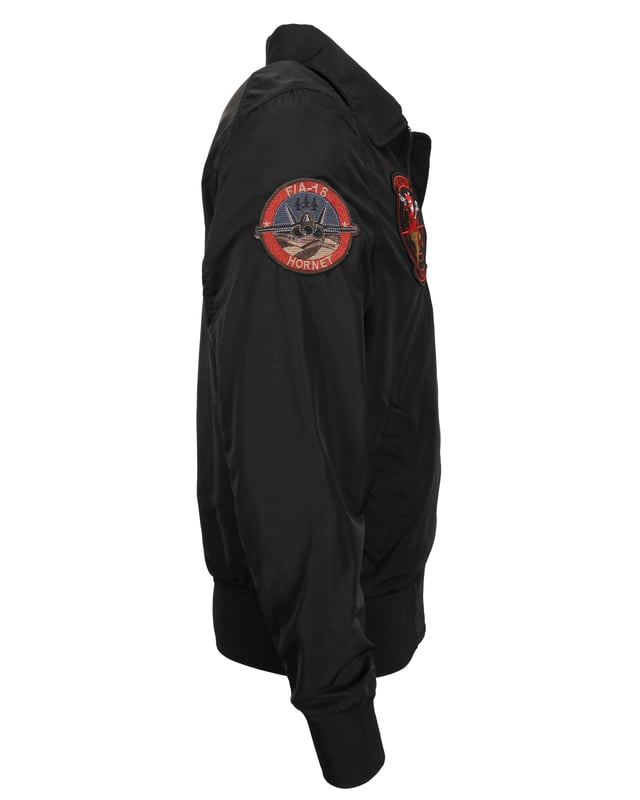Die Jacke hat die typische Ärmeltasche mit Reißverschluss am linken Oberarm - optisch ansprechende Stickereien schmücken die Jacke. Zusätzlich sind zwei Außentaschen und zwei Taschen im Inneren je mit einem Druckknopfverschluss verarbeitet. Der elastische Strick am Ärmelabschluss und am Bund sorgt für eine ideale Passform. Für das absolute Highlight der Jacke sorgt der elegante Hemdkragen.