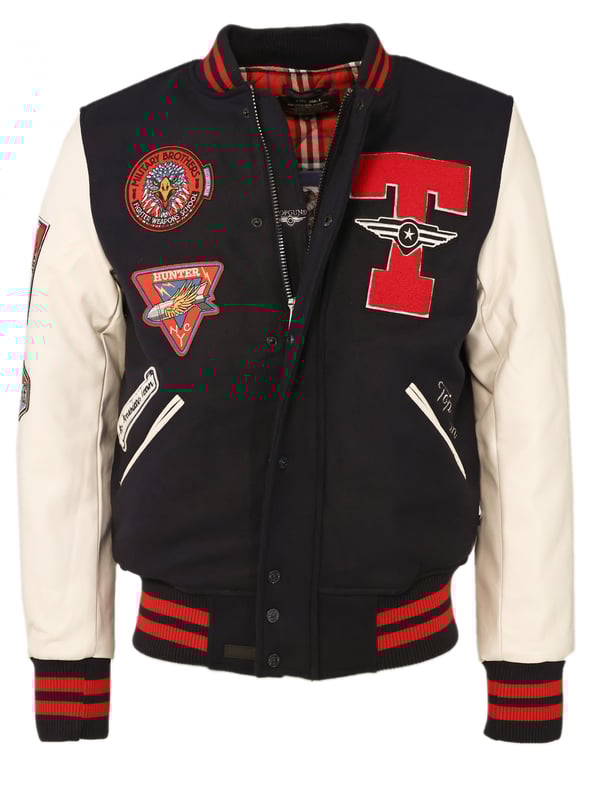 Diese Bomberjacke von TopGun  wird durch die coolen Patches zum garantierten Eyecatcher! Durch die Ärmel-, Kragen- und Saumabschlüsse aus Strick, ist außerdem für ein angenhemes Tragegefühl gesorgt.