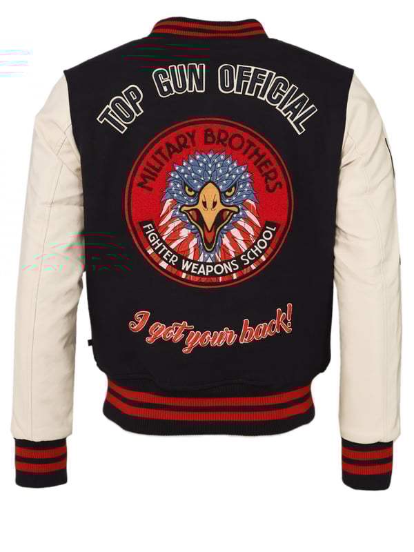 Diese Bomberjacke von TopGun  wird durch die coolen Patches zum garantierten Eyecatcher! Durch die Ärmel-, Kragen- und Saumabschlüsse aus Strick, ist außerdem für ein angenhemes Tragegefühl gesorgt.