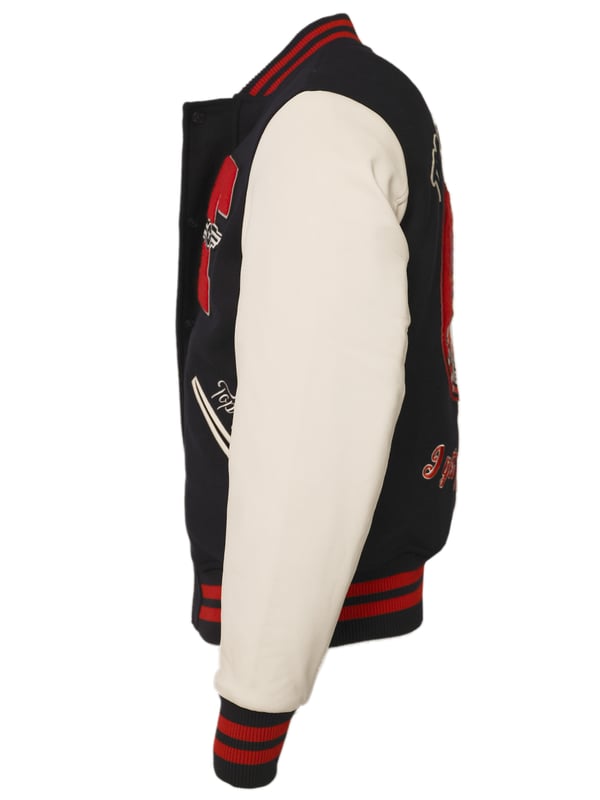 Diese Bomberjacke von TopGun  wird durch die coolen Patches zum garantierten Eyecatcher! Durch die Ärmel-, Kragen- und Saumabschlüsse aus Strick, ist außerdem für ein angenhemes Tragegefühl gesorgt.