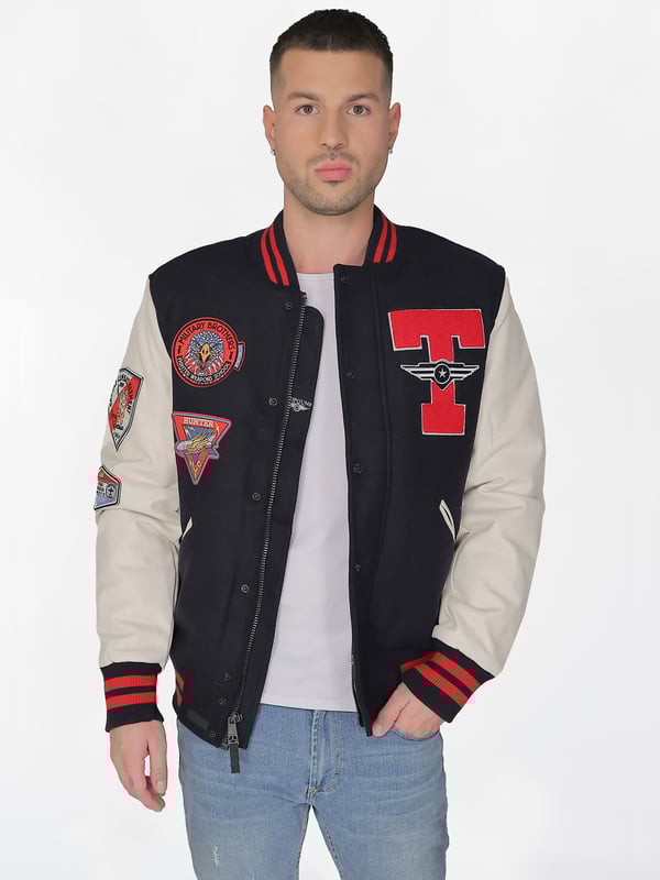 Diese Bomberjacke von TopGun  wird durch die coolen Patches zum garantierten Eyecatcher! Durch die Ärmel-, Kragen- und Saumabschlüsse aus Strick, ist außerdem für ein angenhemes Tragegefühl gesorgt.