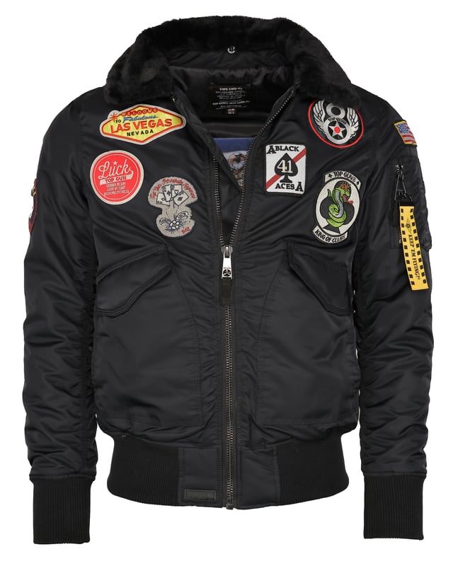 Der einzigartige Top Gun Stil spiegelt sich in dieser hippen Nylonjacke wieder. Sie ist gefüttert und besitzt die typische Ärmeltasche mit Reißverschluss - so lässt sich das Tragen dieser Jacke an Lässigkeit kaum überbieten. Der elastische Strick am Ärmelabschluss und am Bund sorgen für eine ideale Passform. Optisch ansprechende Stickereien, ein weiches Innenfutter sowie der schwarz eingefärbte Kunstfellkragen schmücken diese Jacke. Zwei seitliche Eingrifftaschen mit Knopfverschluss sowie zwei Innentaschen bieten angenehmen Komfort. Dieses Schmuckstück ist der absoluter Hingucker.