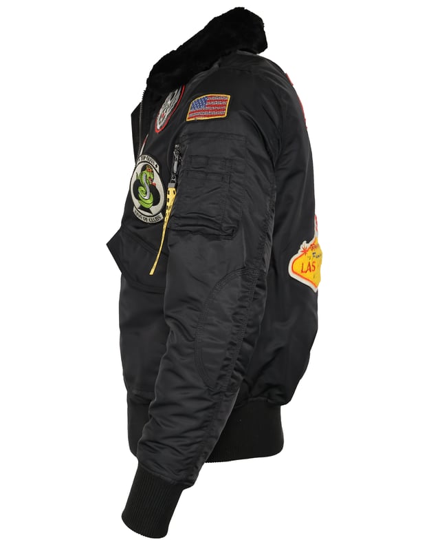Der einzigartige Top Gun Stil spiegelt sich in dieser hippen Nylonjacke wieder. Sie ist gefüttert und besitzt die typische Ärmeltasche mit Reißverschluss - so lässt sich das Tragen dieser Jacke an Lässigkeit kaum überbieten. Der elastische Strick am Ärmelabschluss und am Bund sorgen für eine ideale Passform. Optisch ansprechende Stickereien, ein weiches Innenfutter sowie der schwarz eingefärbte Kunstfellkragen schmücken diese Jacke. Zwei seitliche Eingrifftaschen mit Knopfverschluss sowie zwei Innentaschen bieten angenehmen Komfort. Dieses Schmuckstück ist der absoluter Hingucker.