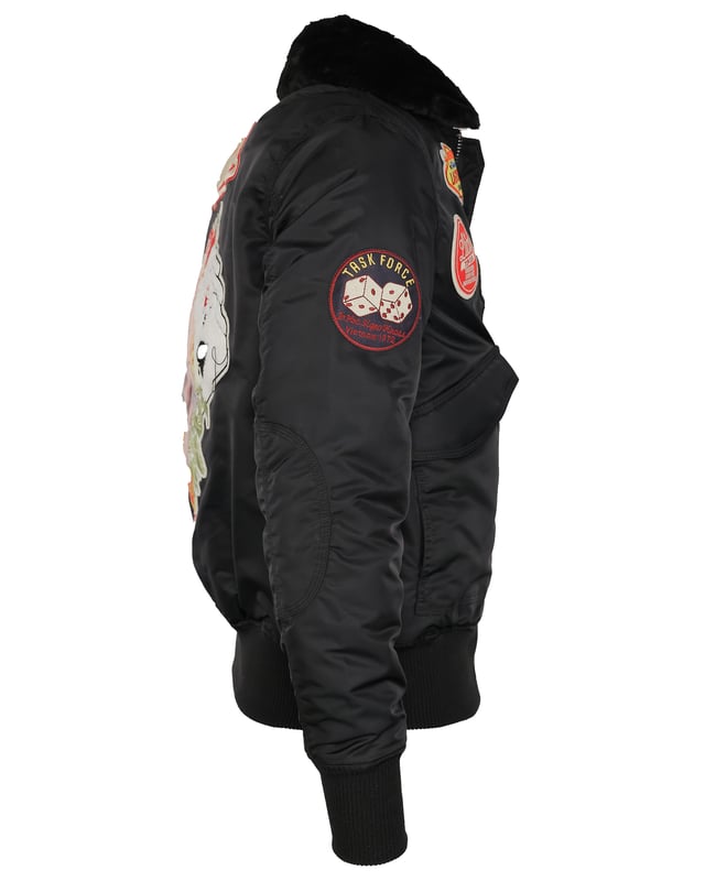 Der einzigartige Top Gun Stil spiegelt sich in dieser hippen Nylonjacke wieder. Sie ist gefüttert und besitzt die typische Ärmeltasche mit Reißverschluss - so lässt sich das Tragen dieser Jacke an Lässigkeit kaum überbieten. Der elastische Strick am Ärmelabschluss und am Bund sorgen für eine ideale Passform. Optisch ansprechende Stickereien, ein weiches Innenfutter sowie der schwarz eingefärbte Kunstfellkragen schmücken diese Jacke. Zwei seitliche Eingrifftaschen mit Knopfverschluss sowie zwei Innentaschen bieten angenehmen Komfort. Dieses Schmuckstück ist der absoluter Hingucker.
