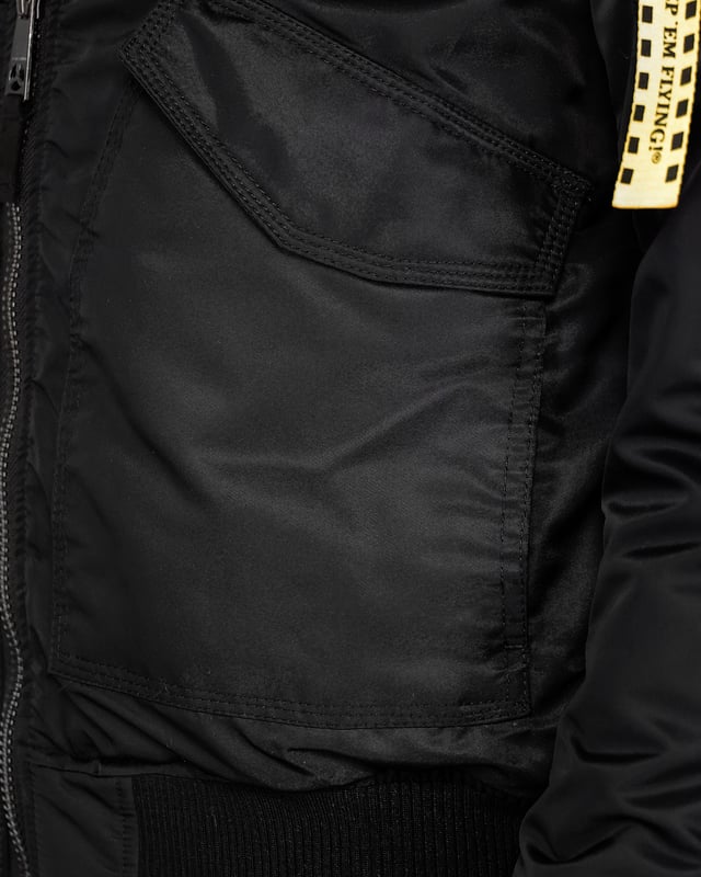 Der einzigartige Top Gun Stil spiegelt sich in dieser hippen Nylonjacke wieder. Sie ist gefüttert und besitzt die typische Ärmeltasche mit Reißverschluss - so lässt sich das Tragen dieser Jacke an Lässigkeit kaum überbieten. Der elastische Strick am Ärmelabschluss und am Bund sorgen für eine ideale Passform. Optisch ansprechende Stickereien, ein weiches Innenfutter sowie der schwarz eingefärbte Kunstfellkragen schmücken diese Jacke. Zwei seitliche Eingrifftaschen mit Knopfverschluss sowie zwei Innentaschen bieten angenehmen Komfort. Dieses Schmuckstück ist der absoluter Hingucker.