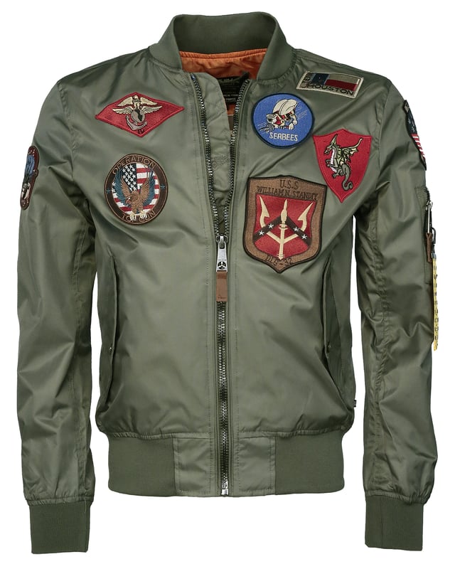 Die aufgenähten Patches mit den typischen Top Gun - Motiven geben dieser Jacke zusätzliche Ausdruckskraft für einen lässigen Auftritt. Mit elastischem Ärmelabschluss, Bund und Kragen für eine ideale Passform. Die Seitentaschen mit Knopfverschluss sorgen für zusätzlichen Komfort.