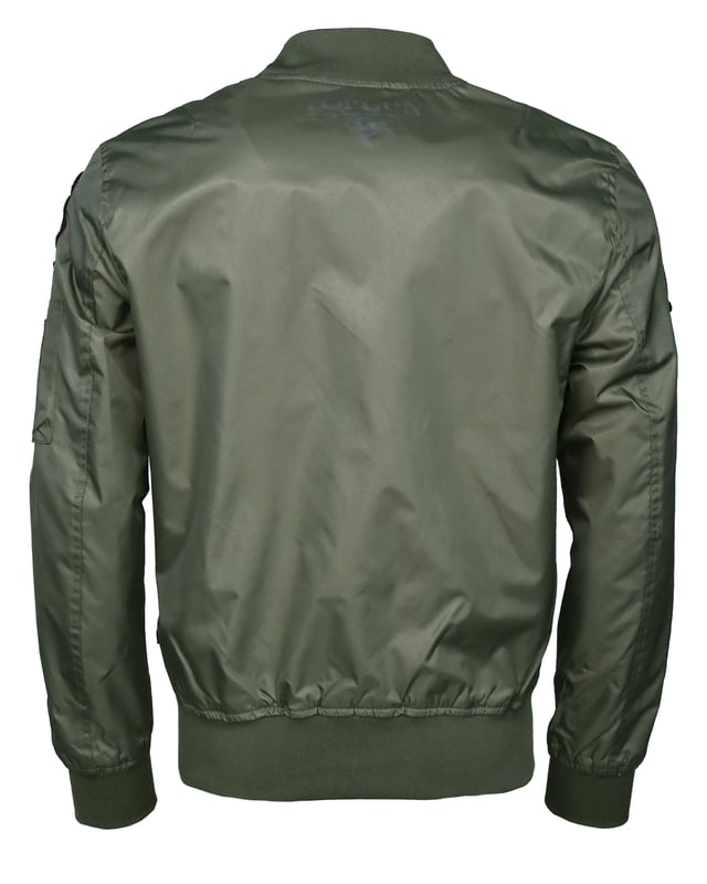 Die aufgenähten Patches mit den typischen Top Gun - Motiven geben dieser Jacke zusätzliche Ausdruckskraft für einen lässigen Auftritt. Mit elastischem Ärmelabschluss, Bund und Kragen für eine ideale Passform. Die Seitentaschen mit Knopfverschluss sorgen für zusätzlichen Komfort.