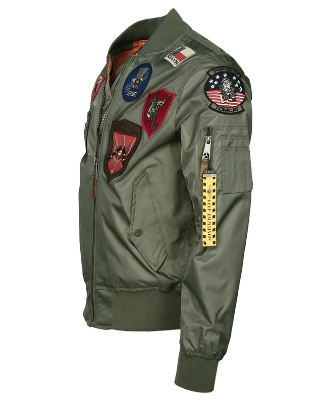 Die aufgenähten Patches mit den typischen Top Gun - Motiven geben dieser Jacke zusätzliche Ausdruckskraft für einen lässigen Auftritt. Mit elastischem Ärmelabschluss, Bund und Kragen für eine ideale Passform. Die Seitentaschen mit Knopfverschluss sorgen für zusätzlichen Komfort.