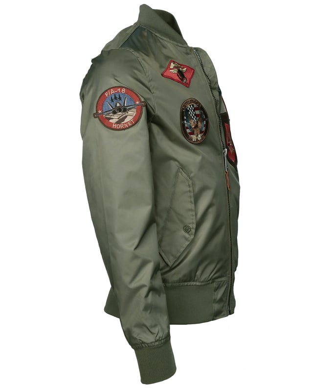 Die aufgenähten Patches mit den typischen Top Gun - Motiven geben dieser Jacke zusätzliche Ausdruckskraft für einen lässigen Auftritt. Mit elastischem Ärmelabschluss, Bund und Kragen für eine ideale Passform. Die Seitentaschen mit Knopfverschluss sorgen für zusätzlichen Komfort.