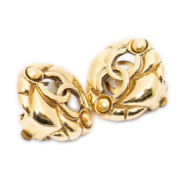 Chanel Kostuum sieraden CC Clip On Earrings  Oorbellen in de Goud Roestvrij staal zonder nikkel in de Verguld  hardware. Het product is in In Zeer Goede Staat (AB).
  Afmetingen: 2.5 cm 
  Inclusief accessoires: 
      
  BrandCo Paris vindt zeldzame artikelen in de beste staat voor ongelooflijke prijzen. Het is de moeite waard om geduldig te zijn! Koop met vertrouwen: alle artikelen van BrandCo Paris worden zorgvuldig geselecteerd en geverifieerd door ons team van experts.

  Alle artikelen worden geleverd met een certificaat van echtheid en verpakt door BrandCo Paris.

  Classificatietabel voor de conditie van het artikel:

  N (als nieuw)
  AA (perfecte staat)
  A (uitstekende staat)
  AB (zeer goede staat)
  B (goede/redelijke staat)