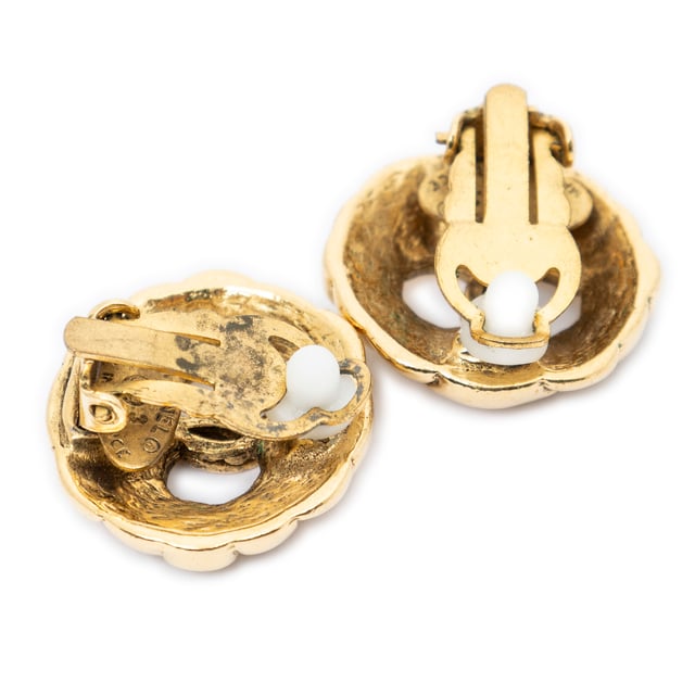 Chanel Kostuum sieraden CC Clip On Earrings  Oorbellen in de Goud Roestvrij staal zonder nikkel in de Verguld  hardware. Het product is in In Zeer Goede Staat (AB).
  Afmetingen: 2.5 cm 
  Inclusief accessoires: 
      
  BrandCo Paris vindt zeldzame artikelen in de beste staat voor ongelooflijke prijzen. Het is de moeite waard om geduldig te zijn! Koop met vertrouwen: alle artikelen van BrandCo Paris worden zorgvuldig geselecteerd en geverifieerd door ons team van experts.

  Alle artikelen worden geleverd met een certificaat van echtheid en verpakt door BrandCo Paris.

  Classificatietabel voor de conditie van het artikel:

  N (als nieuw)
  AA (perfecte staat)
  A (uitstekende staat)
  AB (zeer goede staat)
  B (goede/redelijke staat)
