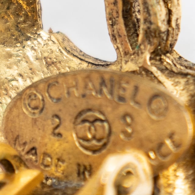 Chanel Kostuum sieraden CC Clip On Earrings  Oorbellen in de Goud Roestvrij staal zonder nikkel in de Verguld  hardware. Het product is in In Zeer Goede Staat (AB).
  Afmetingen: 2.5 cm 
  Inclusief accessoires: 
      
  BrandCo Paris vindt zeldzame artikelen in de beste staat voor ongelooflijke prijzen. Het is de moeite waard om geduldig te zijn! Koop met vertrouwen: alle artikelen van BrandCo Paris worden zorgvuldig geselecteerd en geverifieerd door ons team van experts.

  Alle artikelen worden geleverd met een certificaat van echtheid en verpakt door BrandCo Paris.

  Classificatietabel voor de conditie van het artikel:

  N (als nieuw)
  AA (perfecte staat)
  A (uitstekende staat)
  AB (zeer goede staat)
  B (goede/redelijke staat)