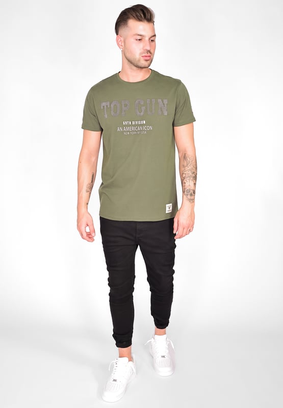 Das Shirt ist mit einem einzigartigen Top Gun Schriftzug in Noppenoptik versehen. Das Schriftmuster und der bequeme Schnitt machen dieses Shirt zu einem wahren "Must Have".