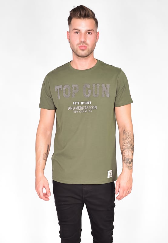 Das Shirt ist mit einem einzigartigen Top Gun Schriftzug in Noppenoptik versehen. Das Schriftmuster und der bequeme Schnitt machen dieses Shirt zu einem wahren "Must Have".