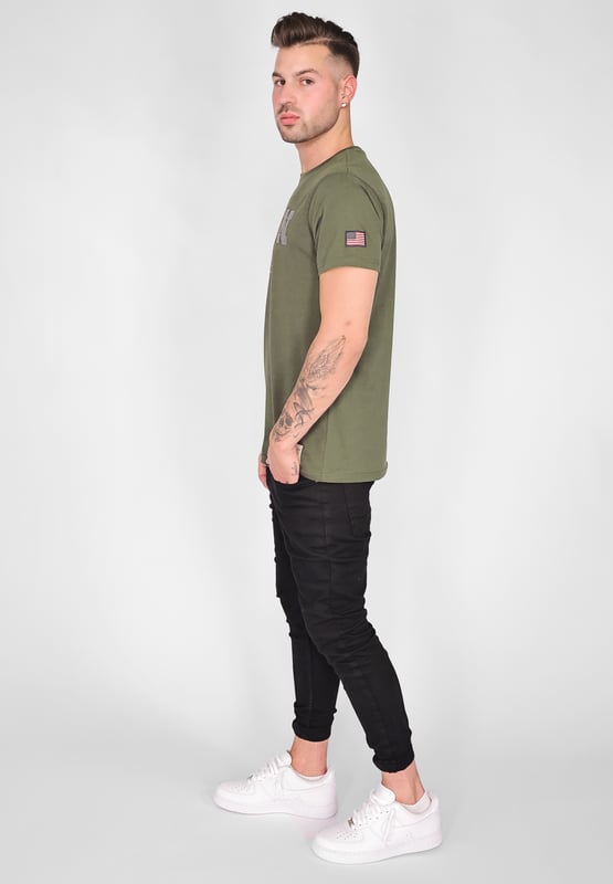 Das Shirt ist mit einem einzigartigen Top Gun Schriftzug in Noppenoptik versehen. Das Schriftmuster und der bequeme Schnitt machen dieses Shirt zu einem wahren "Must Have".