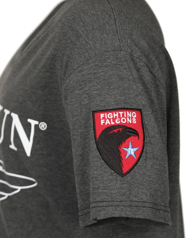 Het shirt heeft een comfortabele V-hals. De sportieve snit maakt het zeer comfortabel om te dragen. Het heeft het typische borduursel op beide armen met Top Gun letters in het rechter embleem.