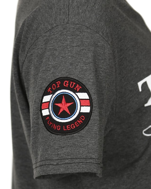 Het shirt heeft een comfortabele V-hals. De sportieve snit maakt het zeer comfortabel om te dragen. Het heeft het typische borduursel op beide armen met Top Gun letters in het rechter embleem.
