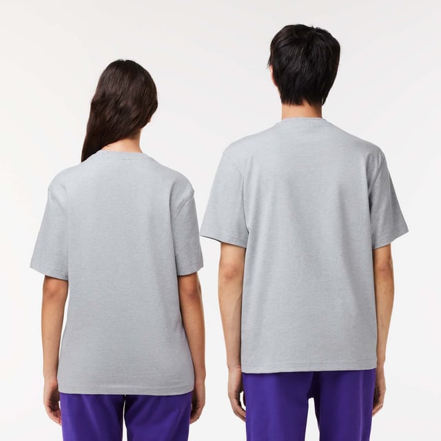 Unisex Lacoste Relaxed Fit Signature Print T-Shirt. Warm up your style: high-details and premium blends for authentic and enriched new silhouettes.- Relaxed fit, comfortable ease on body with lower shoulders.- Short sleeves t-shirt in our heavy jersey.- 3cm green crocodile at bottom of body.- Club Lacoste mascotte waterbase print at chest. Material: 100% Cotton. Ref: TH1533CCA.