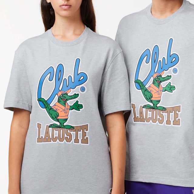 Unisex Lacoste Relaxed Fit Signature Print T-Shirt. Warm up your style: high-details and premium blends for authentic and enriched new silhouettes.- Relaxed fit, comfortable ease on body with lower shoulders.- Short sleeves t-shirt in our heavy jersey.- 3cm green crocodile at bottom of body.- Club Lacoste mascotte waterbase print at chest. Material: 100% Cotton. Ref: TH1533CCA.