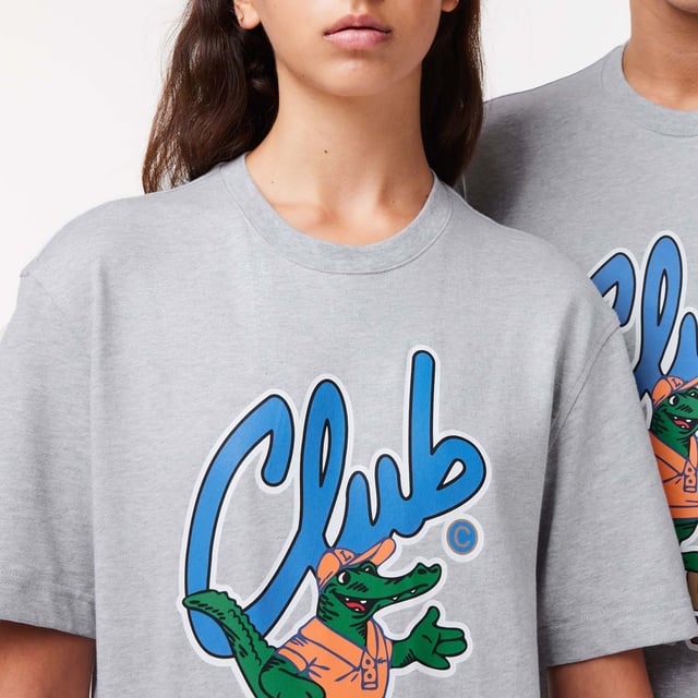 Unisex Lacoste Relaxed Fit Signature Print T-Shirt. Warm up your style: high-details and premium blends for authentic and enriched new silhouettes.- Relaxed fit, comfortable ease on body with lower shoulders.- Short sleeves t-shirt in our heavy jersey.- 3cm green crocodile at bottom of body.- Club Lacoste mascotte waterbase print at chest. Material: 100% Cotton. Ref: TH1533CCA.