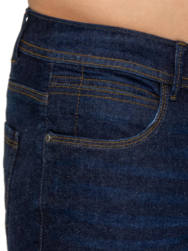 Die Enzo Herren Stretch Denim Shorts bieten die perfekte Kombination aus Stil und Komfort. Mit einer schmalen Passform und aus elastischem Stoff gefertigt, sorgen sie für Flexibilität und einen eleganten Look. Mit klassischem 5-Pocket-Design, Reißverschluss und einem umgeschlagenen Saum für einen modernen Touch sind diese Shorts ein Muss für jede legere Garderobe. Ideal für warme Tage, vereinen sie Praktikabilität mit mühelosem Stil.