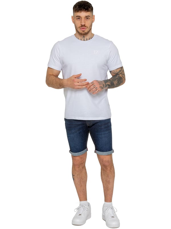 Die Enzo Herren Stretch Denim Shorts bieten die perfekte Kombination aus Stil und Komfort. Mit einer schmalen Passform und aus elastischem Stoff gefertigt, sorgen sie für Flexibilität und einen eleganten Look. Mit klassischem 5-Pocket-Design, Reißverschluss und einem umgeschlagenen Saum für einen modernen Touch sind diese Shorts ein Muss für jede legere Garderobe. Ideal für warme Tage, vereinen sie Praktikabilität mit mühelosem Stil.