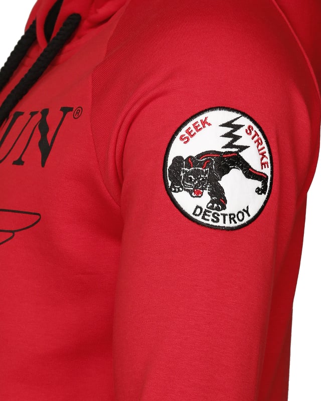 De unieke Top Gun-stijl komt terug in deze moderne hoodie. Hij is voorzien van de typische patches op de bovenarm en de logoprint op de borst.  Het elastische breisel bij de manchetten en tailleband zorgt voor een ideale pasvorm. De zachte stof en grote zak aan de voorkant bieden extra comfort. De hoodie heeft een capuchon met een trekkoord.